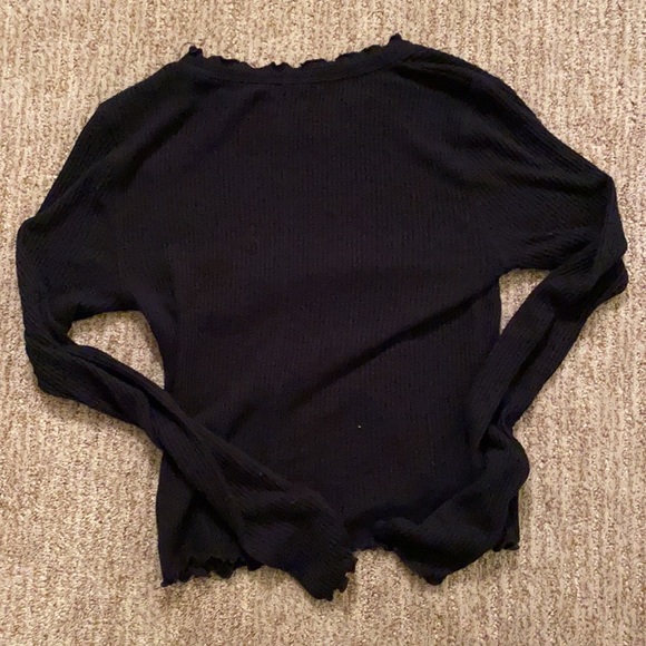 Abercrombie and Fitch black ruffle rim ribbed top - Picture 2 of 2